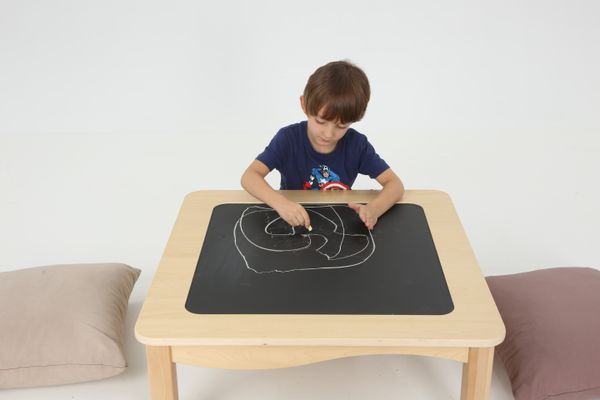 Lavt aktivitetsbord med krittavle – 75 × 75 cm