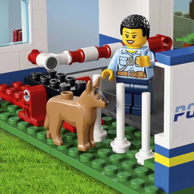 Hovedbilde LEGO® City Politistasjon - 668 deler